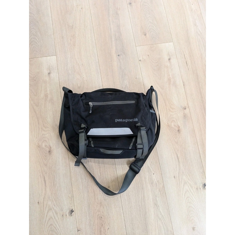 Patagonia Mini Mass Messenger Bag Black with Shoulder Strap Black